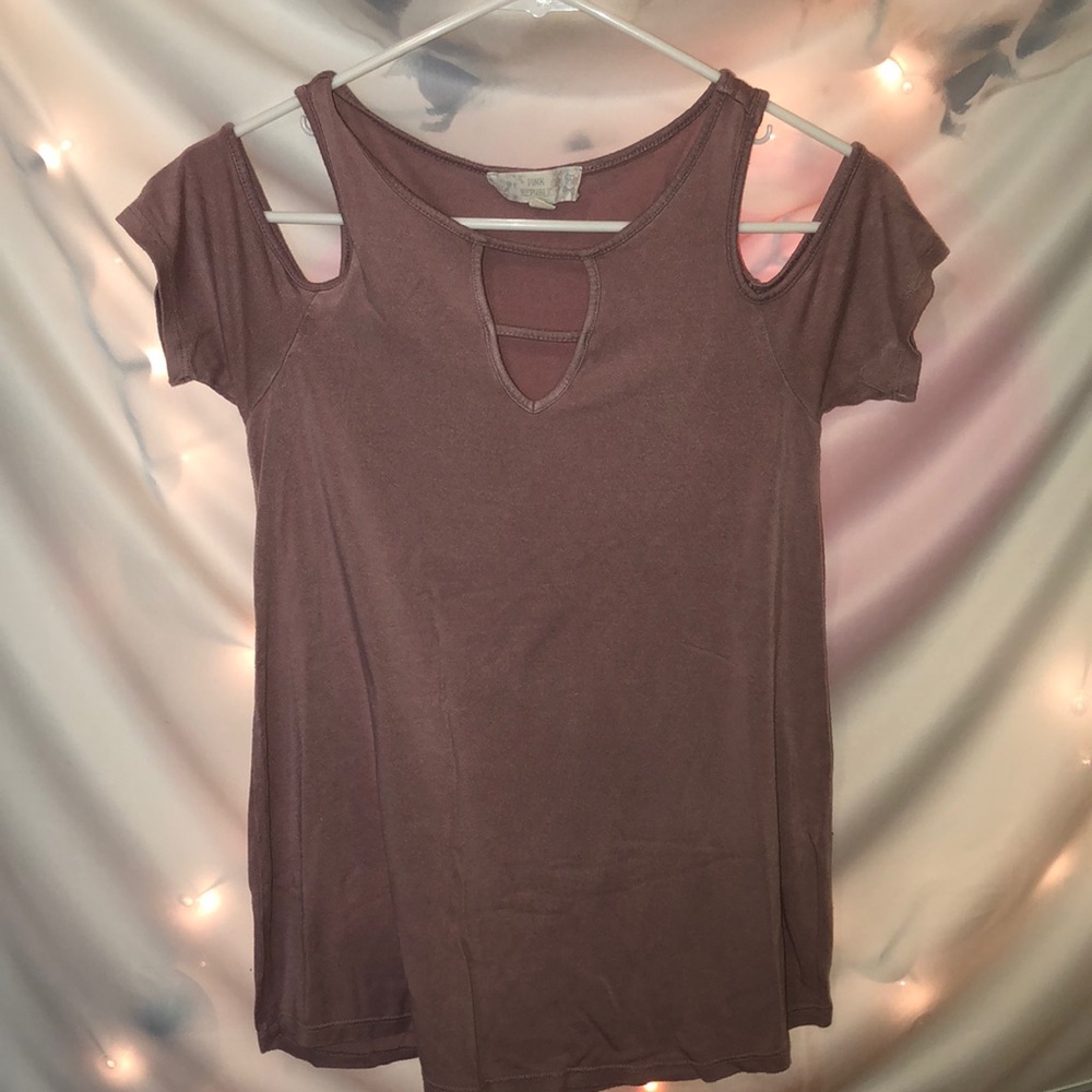 Off-shoulder Tee